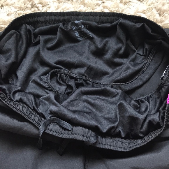 Nike Women’s Shorts - NEW - Picture 4 of 5